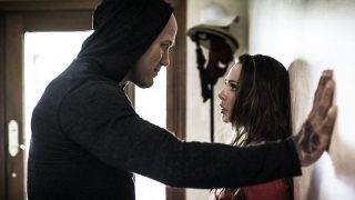 MILF Prefiere ser Follada por Intruso Que Escapar